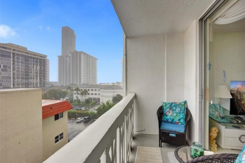Condo in Hallandale Beach, Florida, 1 bedroom  № 1972011 - photo 22