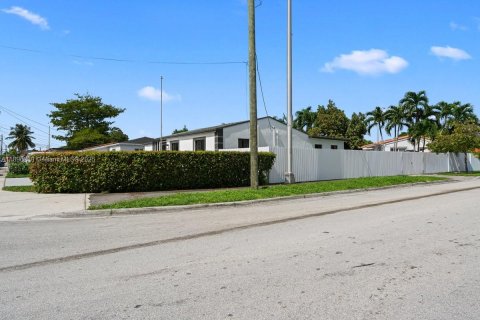 Villa ou maison à vendre à Hialeah, Floride: 3 chambres, 116.69 m2 № 1948704 - photo 4
