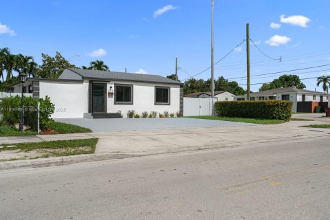 Villa ou maison à vendre à Hialeah, Floride: 3 chambres, 116.69 m2 № 1948704 - photo 2
