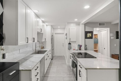 Townhouse in Temple Terrace, Florida 2 bedrooms, 102.56 sq.m. № 2120426 - photo 10