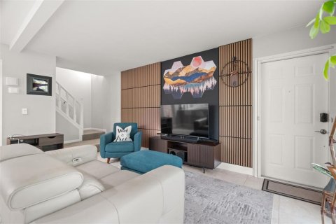 Townhouse in Temple Terrace, Florida 2 bedrooms, 102.56 sq.m. № 2120426 - photo 6