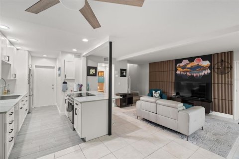 Townhouse in Temple Terrace, Florida 2 bedrooms, 102.56 sq.m. № 2120426 - photo 9