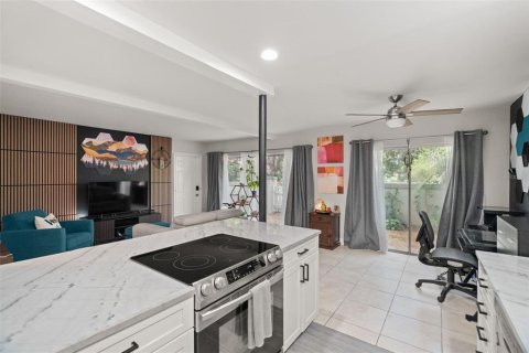 Townhouse in Temple Terrace, Florida 2 bedrooms, 102.56 sq.m. № 2120426 - photo 13