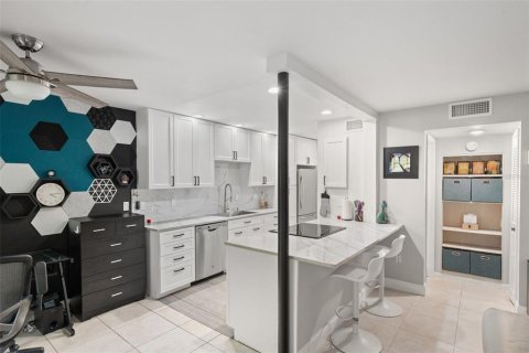 Townhouse in Temple Terrace, Florida 2 bedrooms, 102.56 sq.m. № 2120426 - photo 8