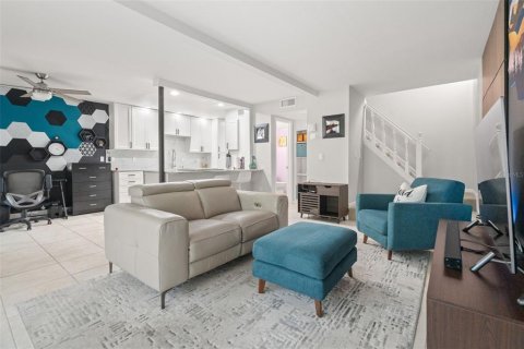 Townhouse in Temple Terrace, Florida 2 bedrooms, 102.56 sq.m. № 2120426 - photo 4