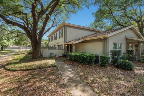Townhouse in Temple Terrace, Florida 2 bedrooms, 102.56 sq.m. № 2120426 - photo 2
