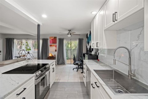Townhouse in Temple Terrace, Florida 2 bedrooms, 102.56 sq.m. № 2120426 - photo 11