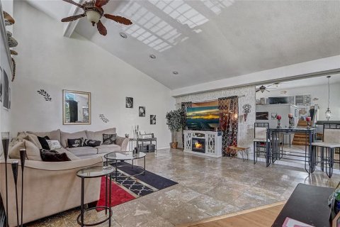 Townhouse in Haines City, Florida 2 bedrooms, 181.72 sq.m. № 2167071 - photo 6