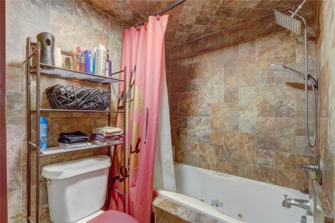 Townhouse in Haines City, Florida 2 bedrooms, 181.72 sq.m. № 2167071 - photo 17
