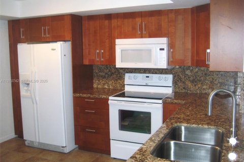 Снять в аренду кондоминиум в Уэстон, Флорида 2 спальни, 120.03м2, № 2031109 - фото 3