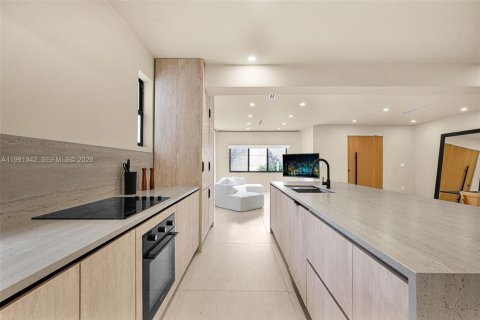 Casa en venta en Miami, Florida, 5 dormitorios, 194.26 m2 № 2057578 - foto 8