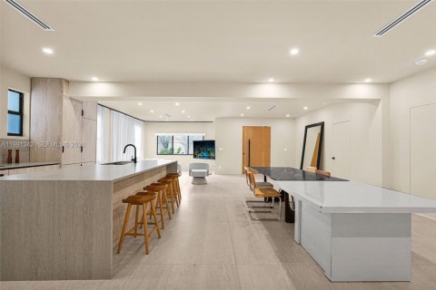 Casa en venta en Miami, Florida, 5 dormitorios, 194.26 m2 № 2057578 - foto 11
