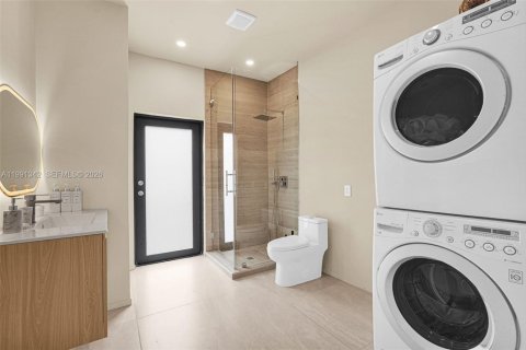 Casa en venta en Miami, Florida, 5 dormitorios, 194.26 m2 № 2057578 - foto 19