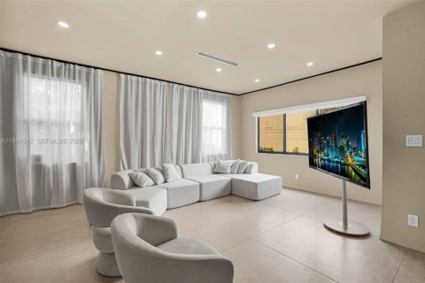Casa en venta en Miami, Florida, 5 dormitorios, 194.26 m2 № 2057578 - foto 16