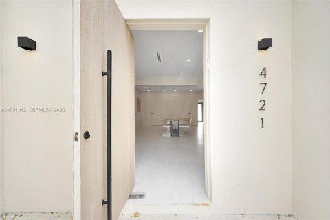 Casa en venta en Miami, Florida, 5 dormitorios, 194.26 m2 № 2057578 - foto 3