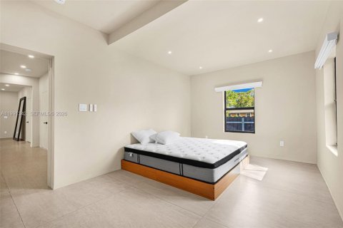 Casa en venta en Miami, Florida, 5 dormitorios, 194.26 m2 № 2057578 - foto 25