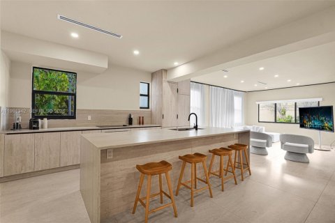 Casa en venta en Miami, Florida, 5 dormitorios, 194.26 m2 № 2057578 - foto 5