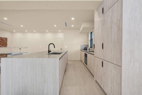 Casa en venta en Miami, Florida, 5 dormitorios, 194.26 m2 № 2057578 - foto 9