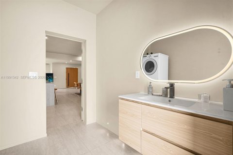 Casa en venta en Miami, Florida, 5 dormitorios, 194.26 m2 № 2057578 - foto 22