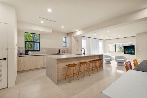 Casa en venta en Miami, Florida, 5 dormitorios, 194.26 m2 № 2057578 - foto 7