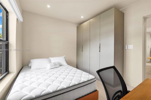 Casa en venta en Miami, Florida, 5 dormitorios, 194.26 m2 № 2057578 - foto 28