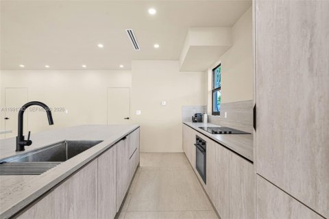Casa en venta en Miami, Florida, 5 dormitorios, 194.26 m2 № 2057578 - foto 14