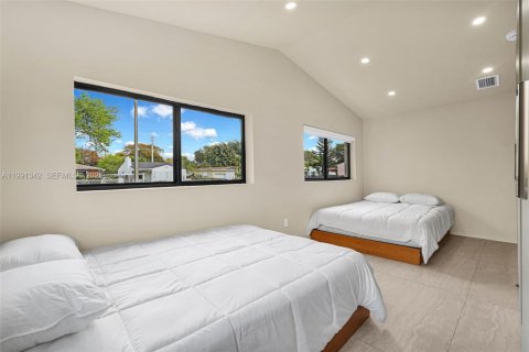 Casa en venta en Miami, Florida, 5 dormitorios, 194.26 m2 № 2057578 - foto 30