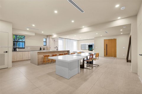Casa en venta en Miami, Florida, 5 dormitorios, 194.26 m2 № 2057578 - foto 4