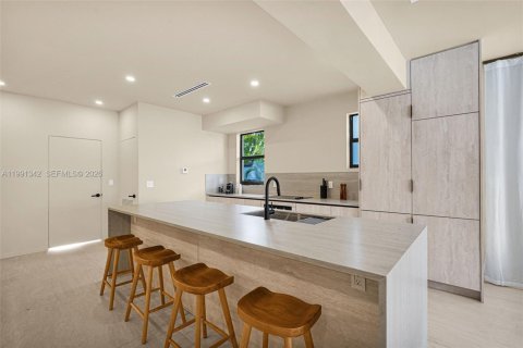 Casa en venta en Miami, Florida, 5 dormitorios, 194.26 m2 № 2057578 - foto 12