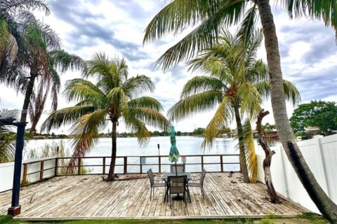 Снять в аренду виллу или дом в Форт-Лодердейл, Флорида 3 спальни, № 2005759 - фото 28