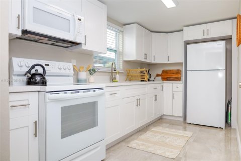 Casa en alquiler en Miami, Florida, 3 dormitorios, 102.19 m2 № 1938111 - foto 12