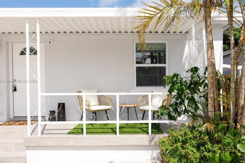 Casa en alquiler en Miami, Florida, 3 dormitorios, 102.19 m2 № 1938111 - foto 17