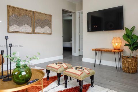 House in Miami, Florida 3 bedrooms, 102.19 sq.m. № 1938111 - photo 16