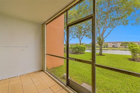 Condo in Pembroke Pines, Florida, 2 bedrooms  № 1855324 - photo 18
