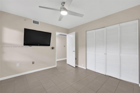 Condo in Pembroke Pines, Florida, 2 bedrooms  № 1855324 - photo 12