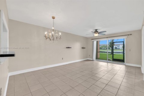 Condo in Pembroke Pines, Florida, 2 bedrooms  № 1855324 - photo 7