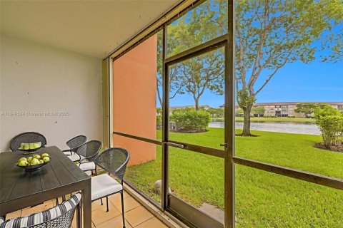 Condo in Pembroke Pines, Florida, 2 bedrooms  № 1855324 - photo 19