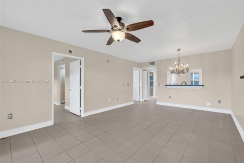 Condo in Pembroke Pines, Florida, 2 bedrooms  № 1855324 - photo 5