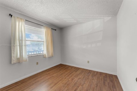 Condo in Miami, Florida, 2 bedrooms  № 1708897 - photo 12