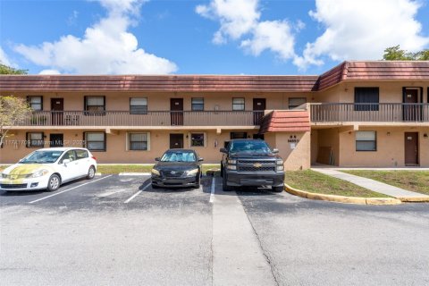 Condo in Miami, Florida, 2 bedrooms  № 1708897 - photo 2