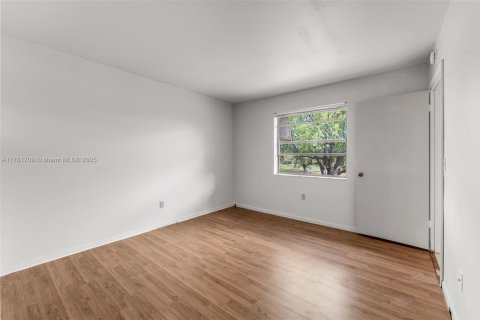Condo in Miami, Florida, 2 bedrooms  № 1708897 - photo 16