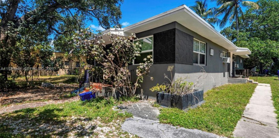 Commercial property in Miami, Florida 153.29 sq.m. № 1976783