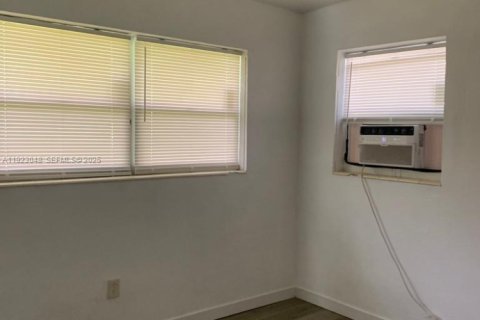 Commercial property in Miami, Florida 153.29 sq.m. № 1976783 - photo 16