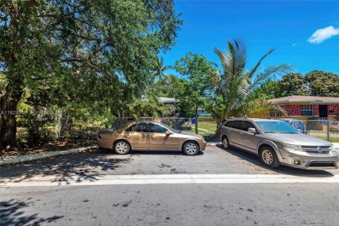 Commercial property in Miami, Florida 153.29 sq.m. № 1976783 - photo 8