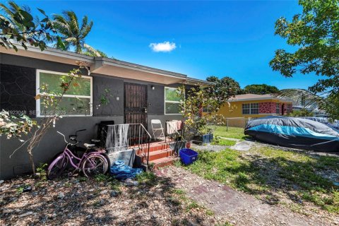 Commercial property in Miami, Florida 153.29 sq.m. № 1976783 - photo 2