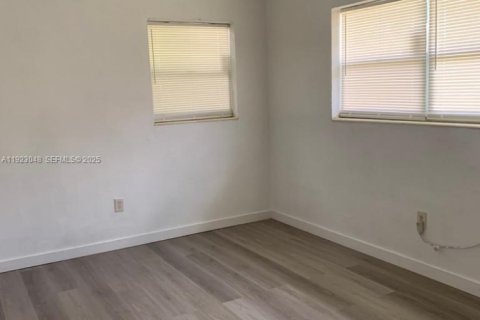 Commercial property in Miami, Florida 153.29 sq.m. № 1976783 - photo 15