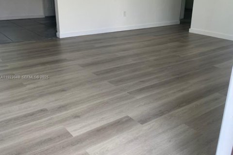 Commercial property in Miami, Florida 153.29 sq.m. № 1976783 - photo 23