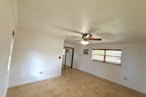 House in Hialeah, Florida 4 bedrooms, 188.03 sq.m. № 2016683 - photo 20