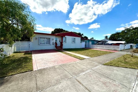 House in Hialeah, Florida 4 bedrooms, 188.03 sq.m. № 2016683 - photo 3