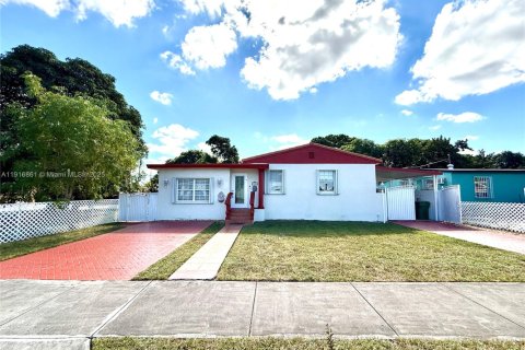 House in Hialeah, Florida 4 bedrooms, 188.03 sq.m. № 2016683 - photo 2